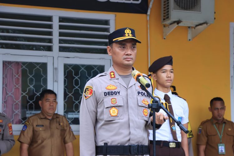 Sabet Juara Umum Piala Bergilir Lomba Gema Islami se-Provinsi Lampung, Kapolres Lampura Serahkan Piala Penghargaan Kepada Siswa SMA Kemala Bhayangkari