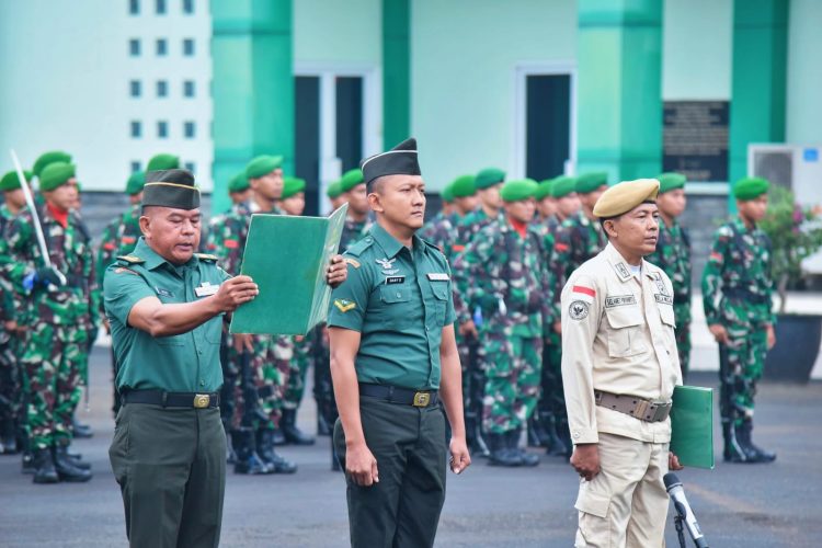 Prajurit dan PNS Korem 043/Gatam Ikuti Upacara Bulanan untuk Tingkatkan Disiplin dan Akuntabilitas