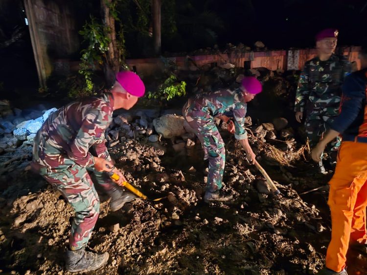 “AKSI CEPAT TANGGAP, PLETON SIAGA BENCANA ALAM PRAJURIT YONIF 7 MARINIR/AJABRA”