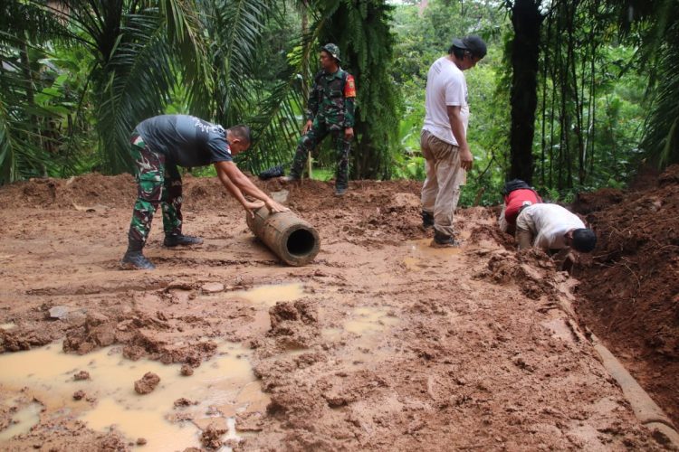 Meski diguyur Hujan, Satgas TMMD ke 123 dan Warga Tetap Semangat Pasang Buis Beton