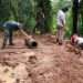 Meski diguyur Hujan, Satgas TMMD ke 123 dan Warga Tetap Semangat Pasang Buis Beton