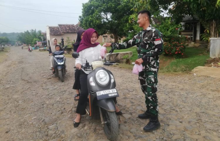 Secara Humanis Edukatif dan Inspiratif, TMMD Bersama Perangkat Desa Subik Bagi-Bagi Takjil