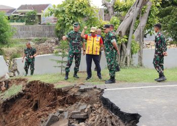 TNI AD Respon Cepat Buka Akses Jalan, Bangun Jembatan di Kemang Pratama