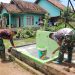 Cuaca Terik Anggota Satgas TMMD Kodim 0412/LU terus Selesaikan Pengecatan