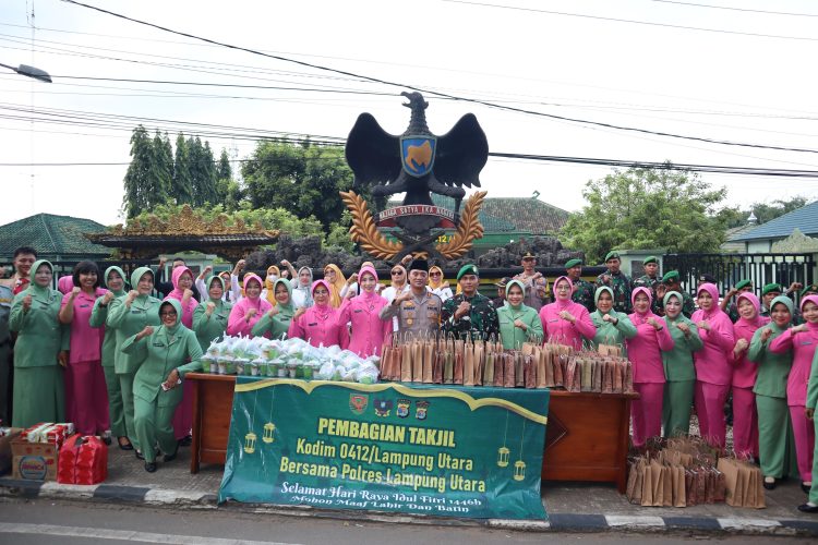 Wujud Sinergitas, Kodim 0412 dan Polres Lampura Bagikan Takjil Kepada Pengendara