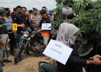 Polres Tulang Bawang Gelar Rekonstruksi Pembunuhan Berencana di Kebun Singkong, Ada 30 Adegan Yang Diperagakan