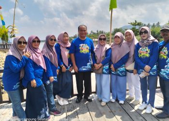 Oktaheroe Ramsi”Sang bintang” Hadir membaur bersama rekan alumni SMPN V Goro