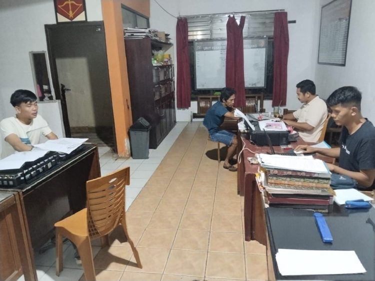 Nyaris Menjadi Bulan-Bulanan Warga, Tersangka Specialis Curi Buah Sawit Diserahkan Kepolisi