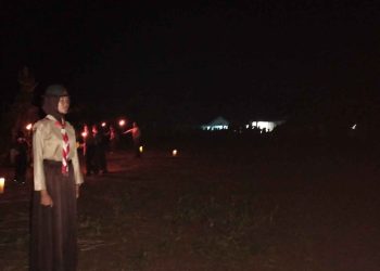 Ayoemi Zhiera Virginia Siswi SMPN 1 Gedungaji Pimpin Upacara Api Unggun HUT Pramuka ke-64 
