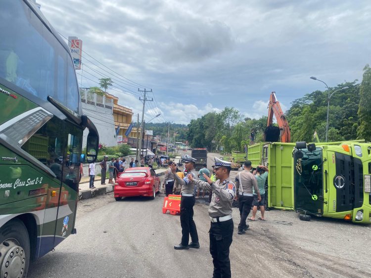 Evakuasi Truk Batu Bara Yang Terguling Di Tanjakan Bukit Indah – Bangko, Ditargetkan Selesai Hari Ini