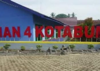 SMAN 4 Kotabumi di Duga Langgar SE Gubernur Lampung Terkait Seragam Sekolah