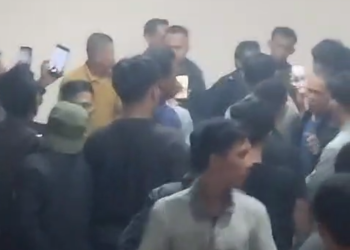 Oknum Kaur Desa Sumber Arum di Giring Ke Kantor Polres Lampura, Diduga Gegara Ucapan
