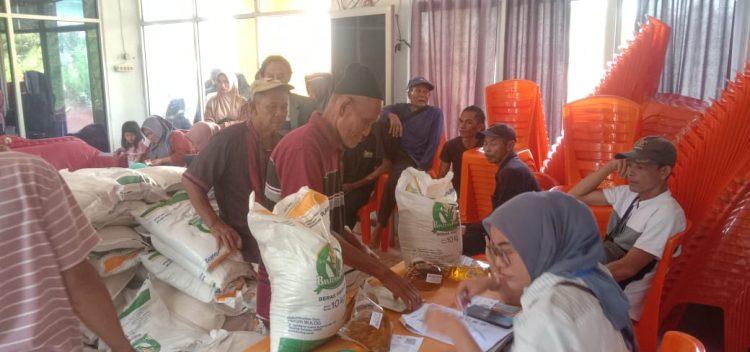 Pemerintah Desa Sumber Tani Salurkan Bantuan Pangan Kepada 164 KPM