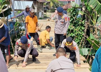 Peduli Masyarakat, Polres Merangin Bersama Batalyon B Pelopor Sat Brimobda Jambi dan Polsek Pamenang Bersama Pemerintah Desa Karang Berahi Perbaiki Jembatan Gantung