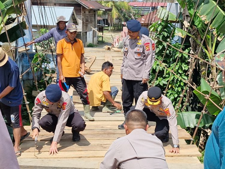 Peduli Masyarakat, Polres Merangin Bersama Batalyon B Pelopor Sat Brimobda Jambi dan Polsek Pamenang Bersama Pemerintah Desa Karang Berahi Perbaiki Jembatan Gantung