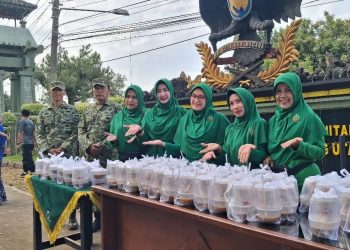 Anggota Kodim 0412/Lampung Utara “Kepung” Jalanan dengan berbagi Takjil.