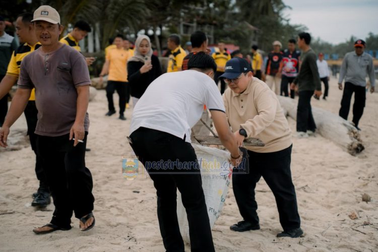 WAKIL BUPATI PESISIR BARAT HADIRI FUN WALK DAN AKSI BERSIH-BERSIH PANTAI LABUHAN JUKUNG