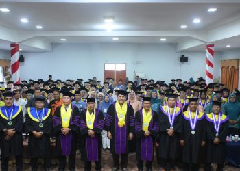 Mbah Wiji (97) Jadi Wisudawati Tertua, Bupati M. Syukur Mewisuda 147 Siswa Selantang