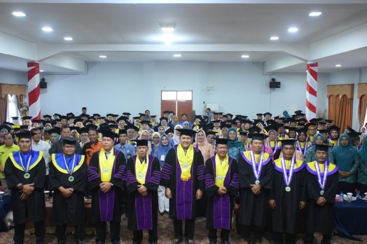 Mbah Wiji (97) Jadi Wisudawati Tertua, Bupati M. Syukur Mewisuda 147 Siswa Selantang