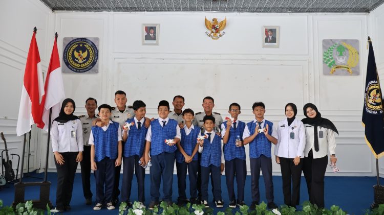 Kalapas Kelas IIA Kotabumi Bersama Jajaran Struktural Menyambut Kunjungan Edukatif Dari SMP Ibnu Rusyd