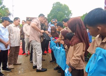 Salurkan Perlengkapan Sekolah Gratis di Pamenang, Bupati M. Syukur: Jangan Bawa Persoalan Pribadi ke Sekolah