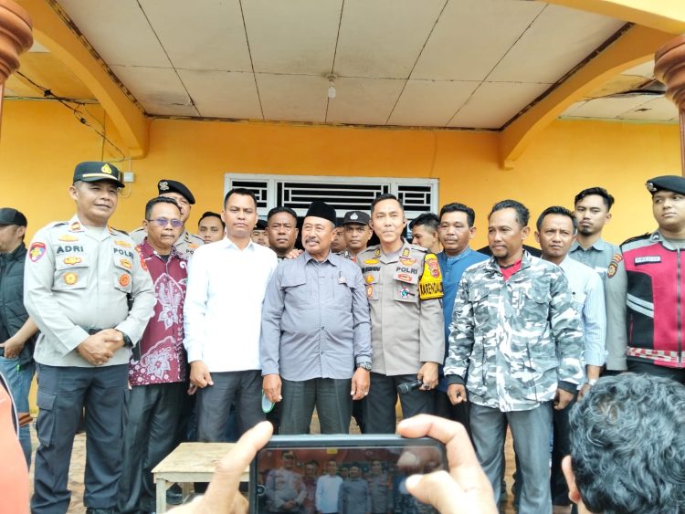 Ratusan warga Desa Sungai Kapas Tran C2 Melancarkan aksi Demo Turunkan Jabatan Kades
