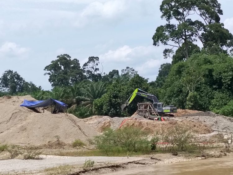 Sungai Batang Masumai Rusak Parah Akibat Tambang Emas Ilegal Milik Saprin Di Desa Tambang Besi