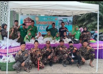 Kader Ansor, Muslimat, dan Fatayat NU Kompak Bagikan Takjil di Desa Taman Raja