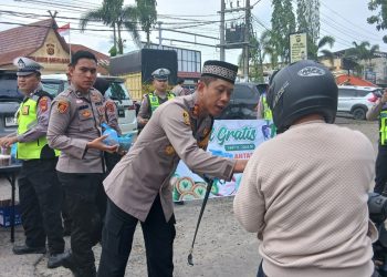 Dipimpin AKBP Kiki Firmansyah Efendi, Polres Merangin Gelar Aksi Berbagi Takjil di Jalan Lintas