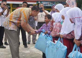Lagi, Bupati M. Syukur Salurkan Perlengkapan Sekolah Gratis, Kepsek Diminta Antar ke Rumah Siswa