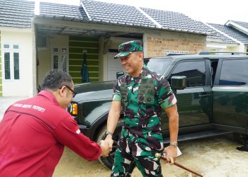 Pangdam XXI/Radin Inten Serahkan Rumah Non Dinas Subsidi Dalam Vicon Bersama KASAD Untuk Prajurit Gugur Dan Cacat