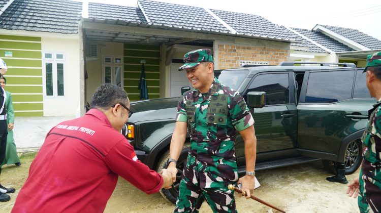 Pangdam XXI/Radin Inten Serahkan Rumah Non Dinas Subsidi Dalam Vicon Bersama KASAD Untuk Prajurit Gugur Dan Cacat