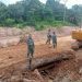 Satgas TMMD ke 128 Kodim 0420/Sarko Perbaiki Jembatan Darurat di Lokasi Perbaikan Jalan