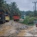 Jalan Rusak di Desa Rasau Jadi Sorotan, Aktivitas Warga Lumpuh Saat Hujan