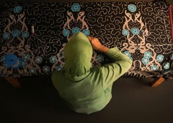Merajut Benang Emas di Tengah Tugas Negara: Perjalanan Asri Bangkitkan Tapis Lampung