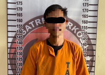 Apa Yang Dicari Warga Ini Di Tengah Malam?Gerak-Gerikannya Bikin Polisi Curiga, Hasil Temuannya Begitu Mengejutkan