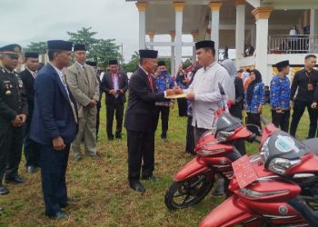 Wabup A. Khafidh Serahkan 24 Motor Dinas untuk Da’i dan Piagam bagi Siswa Berprestasi