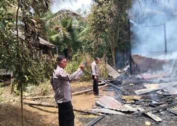 Satu Unit Rumah Warga di Desa Air Lago Hangus Terbakar.