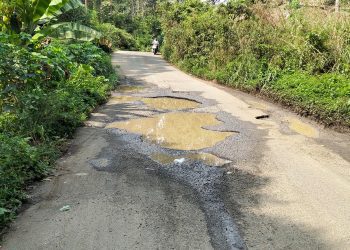 Lubang Tertutup Air,warga Desa Pradun Tembras Minta Pemerintah provinsi Segera Perbaikan Jalan Antar Kecamatan.