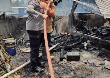 Polwan Bhabinkamtibmas Polsek Bangko Ikut padamkan Kebakaran Ruko Furniture Jati Bangko Merangin