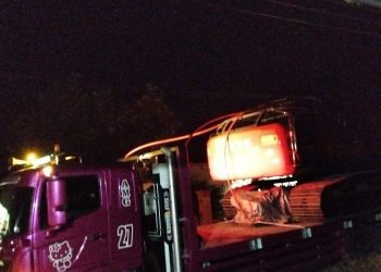 Diduga Ada Pembiaran APH Satu Unit Alat Berat Excavator Merek HITACI Melenggang Bebas Lewat Depan Polsek Muara Siau