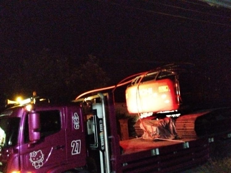 Diduga Ada Pembiaran APH Satu Unit Alat Berat Excavator Merek HITACI Melenggang Bebas Lewat Depan Polsek Muara Siau